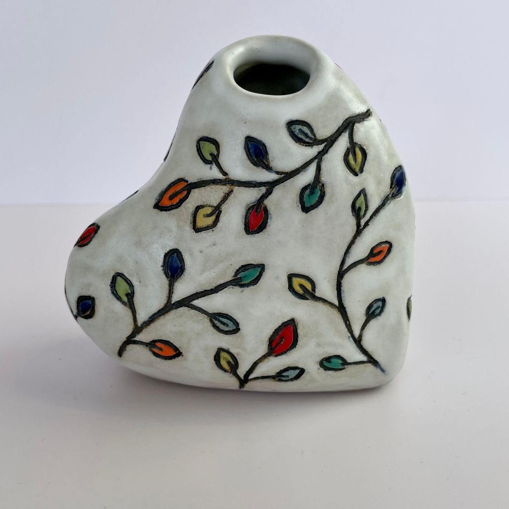 Heart Vase with Vines KG